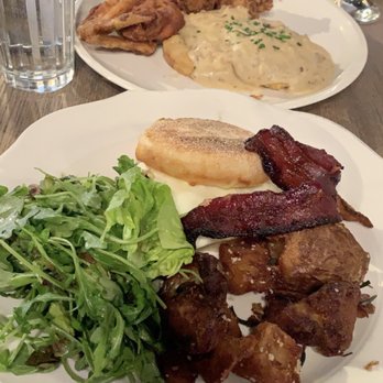 etta - Bucktown - Chicken biscuits & gravy and breakfast sandwich - Pizza Near Me - Chicago, Illinois