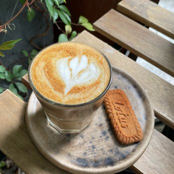 Hule - Flat White and Complimentary Biscoff Cookie - Coffee & Tea Near Me - México, D.F., DIF