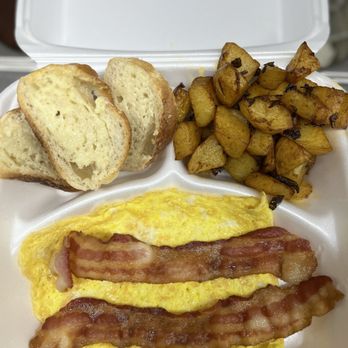 El Punto - #1/ 2 huevos, tocino o ssg y patatas fritas caseras/tostadas - Caribbean Near Me - Rochester, New York El Punto - #1/ 2 huevos, tocino o ssg y patatas fritas caseras/tostadas - Caribbean Near Me - Rochester, New York