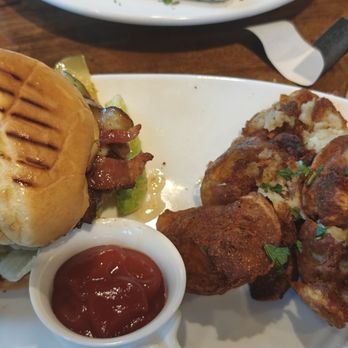 Zoco Cafe & Wine - Avocado Burger with Mashed Potato Fries - Breakfast & Brunch Near Me - Seattle, Washington