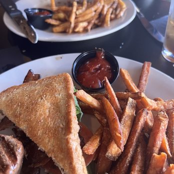 Manning's Restaurant - BLT and sweet potato fries - American Near Me - Clayton, North Carolina Manning's Restaurant - BLT and sweet potato fries - American Near Me - Clayton, North Carolina