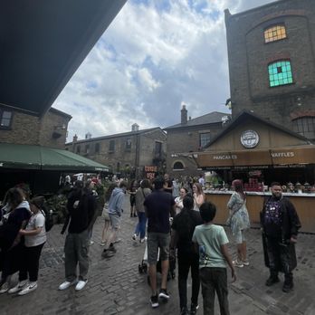 Camden Market - Watching the surrounding market traffic around the vendors. - Flea Markets Near Me - London, XGL Camden Market - Watching the surrounding market traffic around the vendors. - Flea Markets Near Me - London, XGL