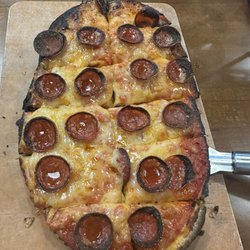 AZ Wine Wagon - Vegan Pizza at Cove Mesa (it tastes delicious and you can't tell it's vegan)