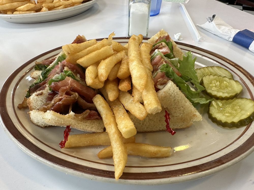 FOUR STAR FAMILY RESTAURANT Updated March 2024 16 Photos & 16