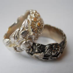 Goldvogerl - Geschwärzter und silberner Ring aus Blüten, gefertigt in 925 Sterlingsilber, können Gut als individuelle Eheringe gefertigt werden