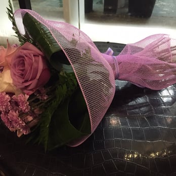 De Vaze Flowers - See how beautiful she left them - Florists Near Me - Burbank, California
