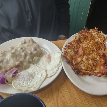 Kelley's Sebago Diner - Sausage gravy and biscuits, hash browns - Breakfast & Brunch Near Me - Windham, Maine