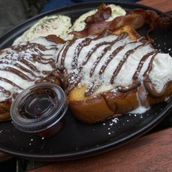Vale La Pena - French Toast with whipped cream and Nutella