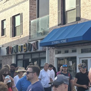 Catalina Flyer - The line for VIP goes past the Fun n the Sun shop!  There is 30 people in line for general admission! - Boat Charters Near Me - Newport Beach, California