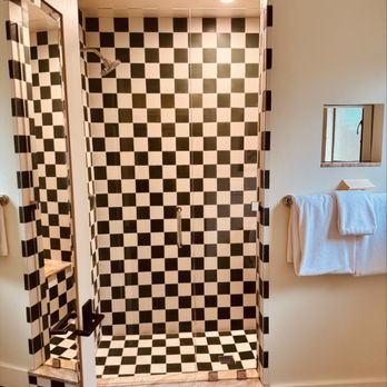 River Lodge - Shower - Hotels Near Me - Paso Robles, California