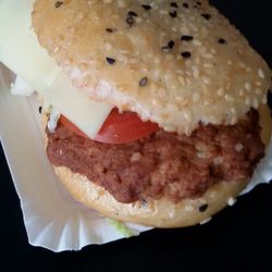Junge Die Bäckerei - Frikadellen-Tasche mit Salat, Tomaten, Käse und Cocktailsoße. Echt lecker, aber mit 3,90€ sicher kein Schnäppchen.