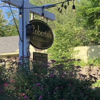 Robertos Italian Restaurant - Outdoor dining in the garden - Pizza Near Me - Ogunquit, Maine