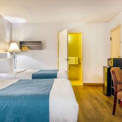 Econo Lodge Coliseum - Motel Morgantown WV Double Full ADA