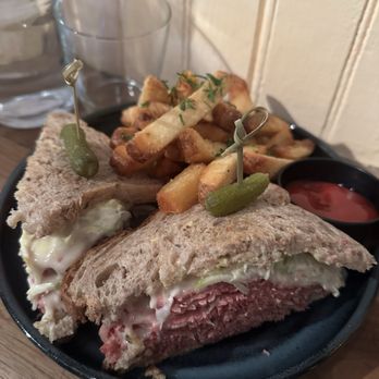 The Dead Rabbit - Corned beef - Cocktail Bars Near Me - New York, New York