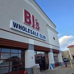 BJ's Wholesale Club - The entrance to BJ'S Wholesale Club in Roanoke, Virginia.
