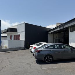 Just before Pizza Hut. Small lot but parking in the lot next door is "supposedly" okay (not sure)