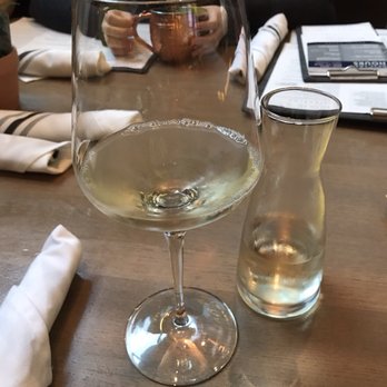 Moxies Toronto Downtown Restaurant - Wine - Lounges Near Me - Toronto, Ontario