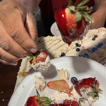 Vallarta Supermarkets - Mold and rotten strawberries - Grocery Near Me - Hesperia, California Vallarta Supermarkets - Mold and rotten strawberries - Grocery Near Me - Hesperia, California