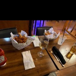Stillwells Restaurant - Yummy food for the kids, wine and beer for mom and dad!