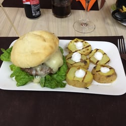 Coquus - Hamburguesa de trenes con queso, lechuga y cebolla caramelizada."la tradicional"