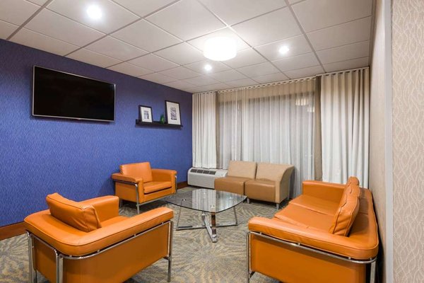 Wingate By Wyndham Springfield 53 Photos 26 Reviews Hotels