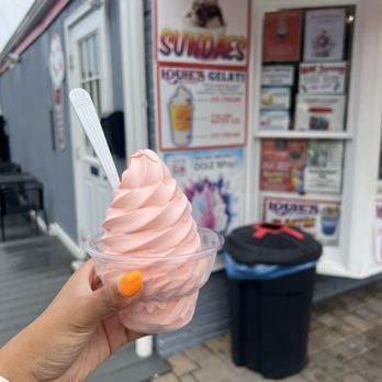Louie's Ice Cream - Strawberry soft serve - Ice Cream & Frozen Yogurt Near Me - Blauvelt, New York