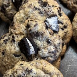 Simply Sweet Bakehouse - Creamy, crunchy, and unapologetically extra.
Cookie & Cream Cookies