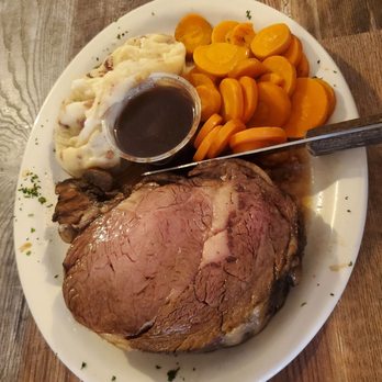 Roberto's Log Cabin - Prime rib dinner with mashed potatoes and carrots - Pizza Near Me - Lebanon, Connecticut