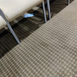 OCLI Manhasset - Mask on the floor