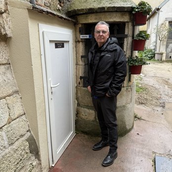 Café des Arts - Toilet is amazing for the restaurant. Must see water closet outside the restaurant. - Bars Near Me - Sancerre, 18 Café des Arts - Toilet is amazing for the restaurant. Must see water closet outside the restaurant. - Bars Near Me - Sancerre, 18