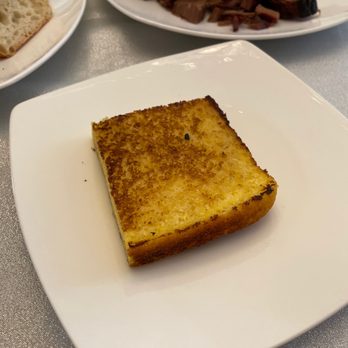 BBQ 152 - Garlic bread. Pretty sad, especially for the price. - Barbeque Near Me - Gilroy, California BBQ 152 - Garlic bread. Pretty sad, especially for the price. - Barbeque Near Me - Gilroy, California