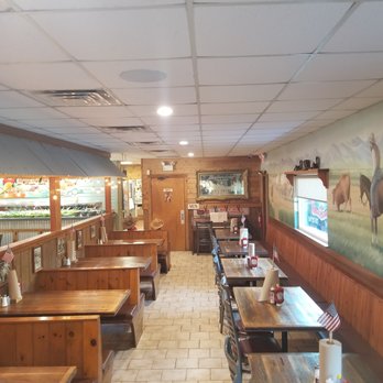 Brian's Bar-B-Q - Indoor seating, spacious and clean - Barbeque Near Me - Deland, Florida