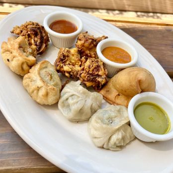 Himalayan Restaurant - HIMALAYAN PLATTER 1 Samosa, 2 Vegetable Momo, 2 Meat Kothe and 4 Pyaazi - Himalayan/Nepalese Near Me - Minneapolis, Minnesota