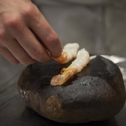 Hôtel de la Poste - Cuisson des langoustines sur la pierre du lac Sautet