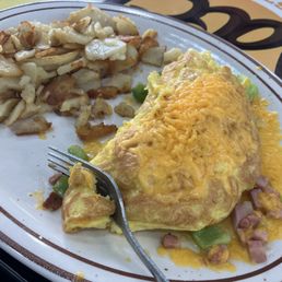 Denver Omelet (but bell peppers were raw and cheese could have been melted more) Denver Omelet (but bell peppers were raw and cheese could have been melted more)