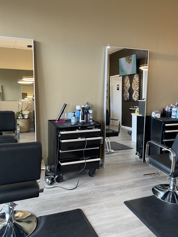 Roobena's Hair Salon Logo
