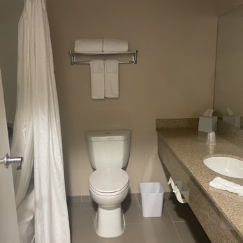 Four Points by Sheraton Pleasanton - Bathroom - Hotels Near Me - Pleasanton, California Four Points by Sheraton Pleasanton - Bathroom - Hotels Near Me - Pleasanton, California