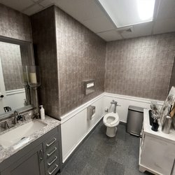 QD Skinnovations - Clean restroom