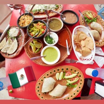 Tacun - Veggie burrito, mushroom quesadillas, enchiladas, salsa plate, guacamole and chips. - Mexican Near Me - Cancún, ROO Tacun - Veggie burrito, mushroom quesadillas, enchiladas, salsa plate, guacamole and chips. - Mexican Near Me - Cancún, ROO