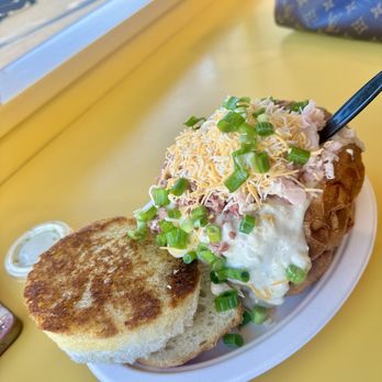 Splash Cafe - Loaded Bread Bowl of Clam Chowder (loaded) - American Near Me - Pismo Beach, California