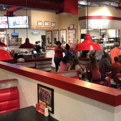 Freddy's Frozen Custard & Steakburgers - Dining room