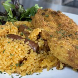 Tiempo Libre - Pechuga empanada con arroz con salchicha