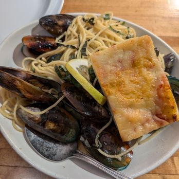 Hideaway House - Green New Zealand mussels with spaghetti - Pizza Near Me - Sedona, Arizona Hideaway House - Green New Zealand mussels with spaghetti - Pizza Near Me - Sedona, Arizona