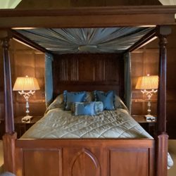 Hever Castle - Tulip room's four poster bed - Do not be mislead by the beauty of this bed. It is the most uncomfortable bed we have ever slept in.