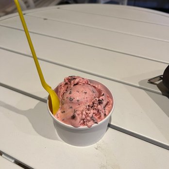 Bloomfield Creamery - tart michigan cherry with A TON of chocolate flakes! Yum! - Ice Cream & Frozen Yogurt Near Me - Pasadena, California