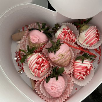 Colorful Berries - Chocolate covered strawberries with mallet - Chocolatiers & Shops Near Me - Evergreen Park, Illinois Colorful Berries - Chocolate covered strawberries with mallet - Chocolatiers & Shops Near Me - Evergreen Park, Illinois