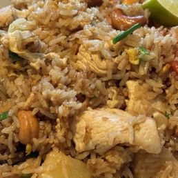 Pineapple fried rice with chicken, shrimp and cashews Pineapple fried rice with chicken, shrimp and cashews