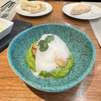 Castas e Pratos - Sea scallops with pea purée hot starter - Portuguese Near Me - Peso da Régua, 17