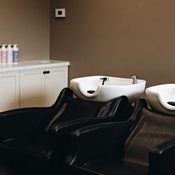 Blow Out Lounge - Shampoo room