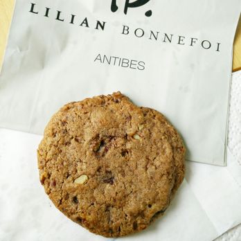 Lillian Bonnefoi - Cookie chocolat noisettes (1,8€) - Chocolatiers & Shops Near Me - Antibes, 06